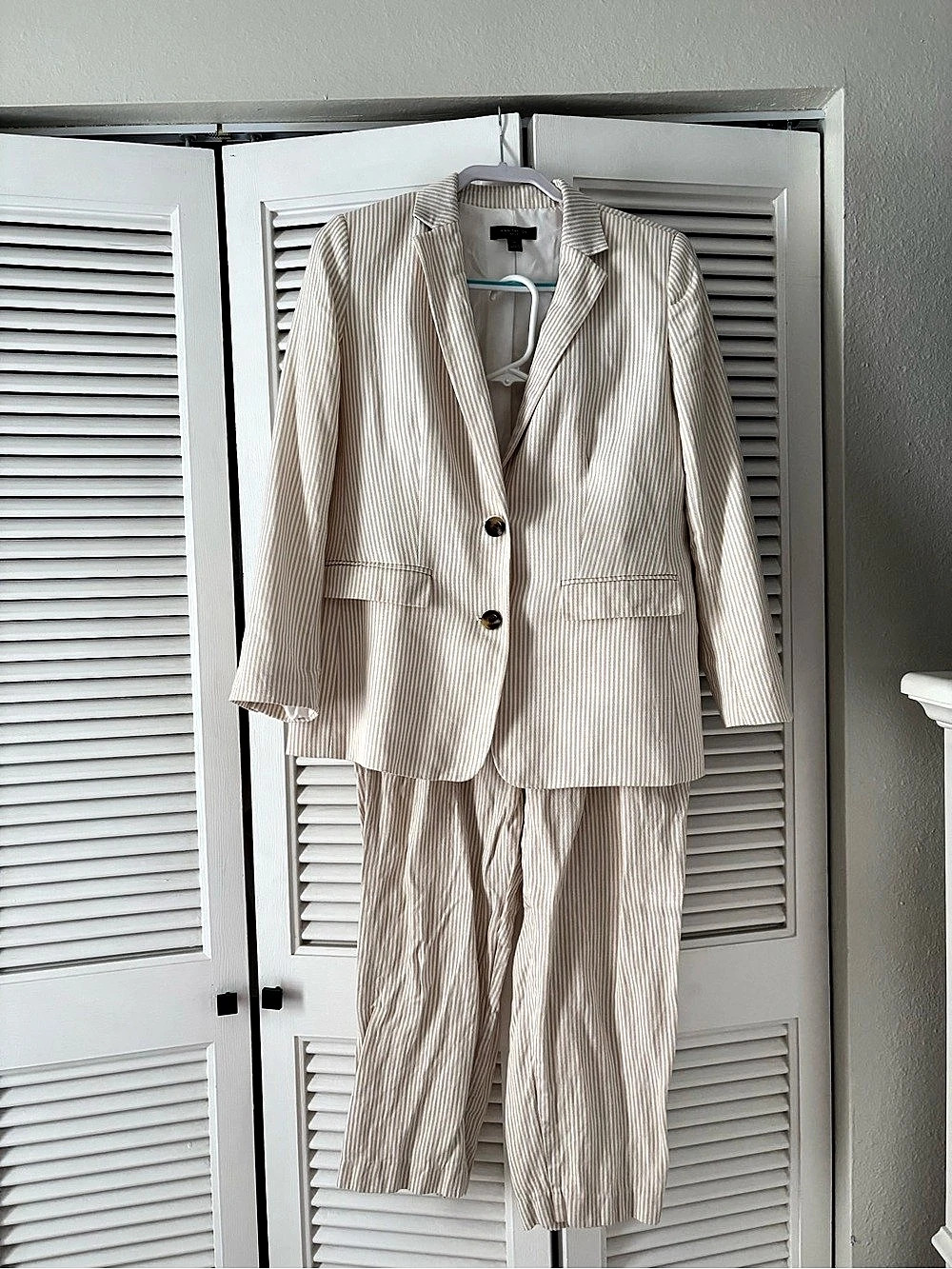 Ann Taylor Petite Striped Pantsuit in Beige & White Size 10P Like New